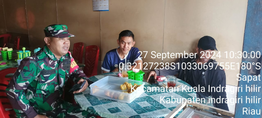 Dengan Komsos, Babinsa Koramil 04/Kuindra Terus Aktifkan Pos Ronda Demi Keamanan Desa