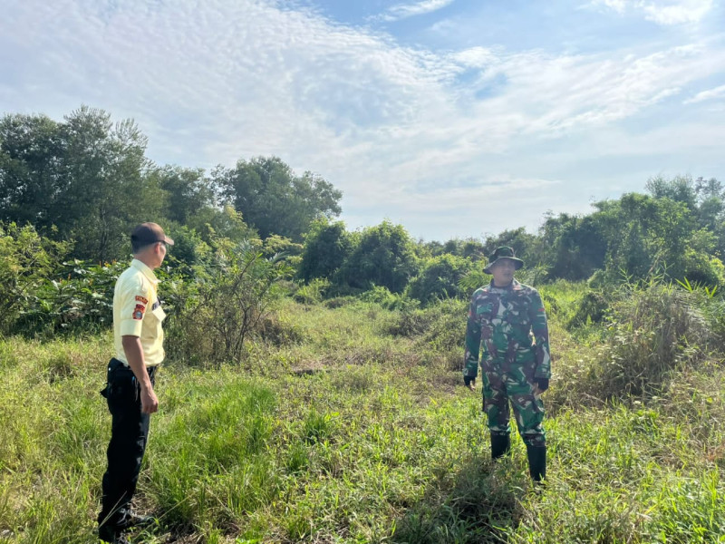 Cegah Karhutla, Babinsa Koramil 05/Gas Gelar Patroli Lahan Rawan Kebakaran di Desa Binaan