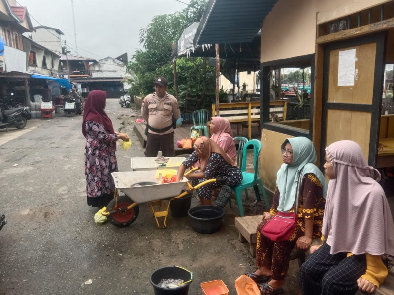 Personil Polsek Gaung Aipda Rici Ronaldy Jaga Keamanan Lingkungan Sekaligus Sampaikan Pesan Kamtibmas