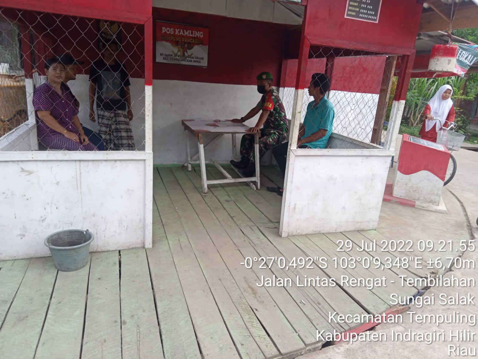 Sambangi Pos Ronda, Babinsa Koramil 03/Tempuling Sampaikan Pesan Kamtibmas