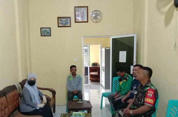 Sambangi Kantor Desa, Babinsa 03/Tpl Serda Pardamaean Komsos Dengan Perangkat Desa