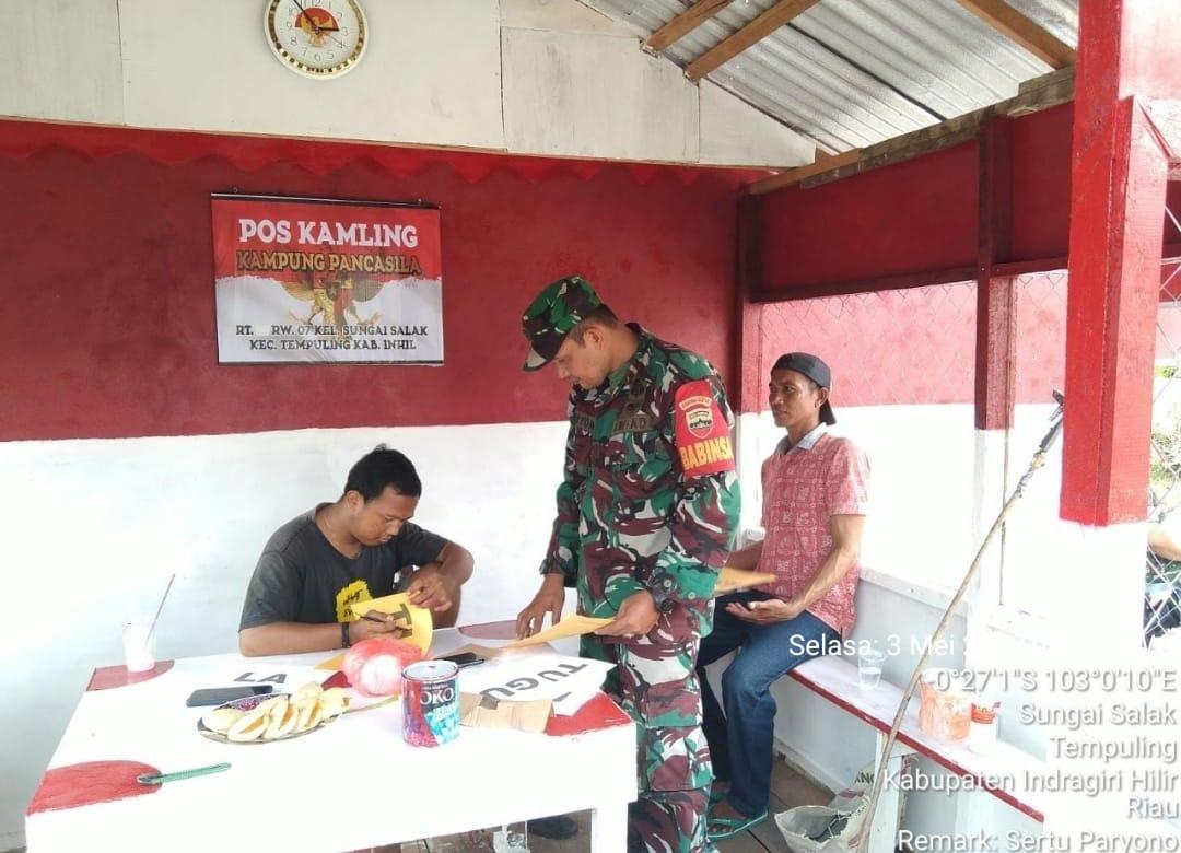 Dalam Suasana Lebaran Idul Fitri, Babinsa 03/Tempuling Lakukan Komsos Sembari Nikmati Suguhan Kue