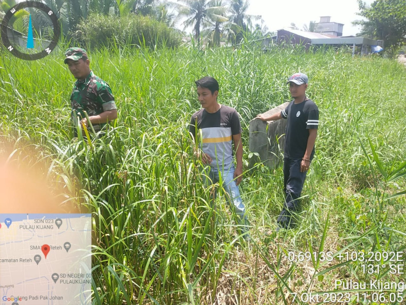 Dengan Cuaca Yang Terik, Babinsa Koramil 07/Reteh Bersama Warga Melihat Perkembangan Situasi di Wilayah Binaan