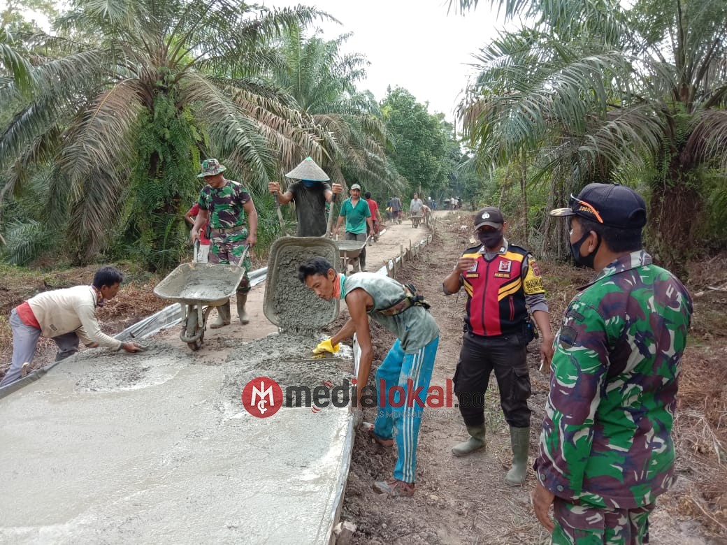 Danramil yang 'Selalu Ada' Dalam Kegiatan TMMD, Memberikan Semangat Kepada Warga dan Satgas TMMD