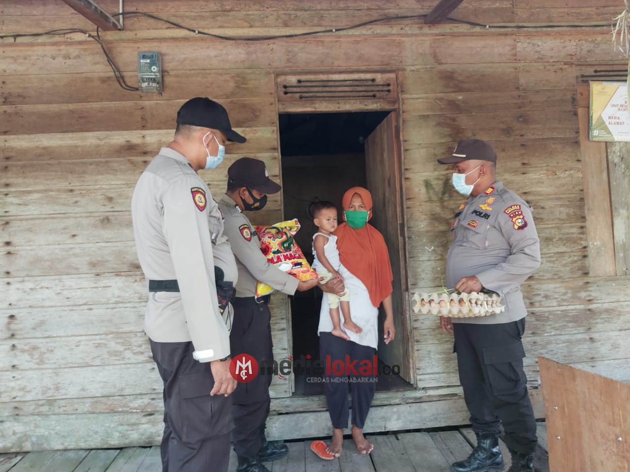 Peduli Kasih Jumat Berkah, Polsek Enok Bantu Masyarakat Kurang Mampu