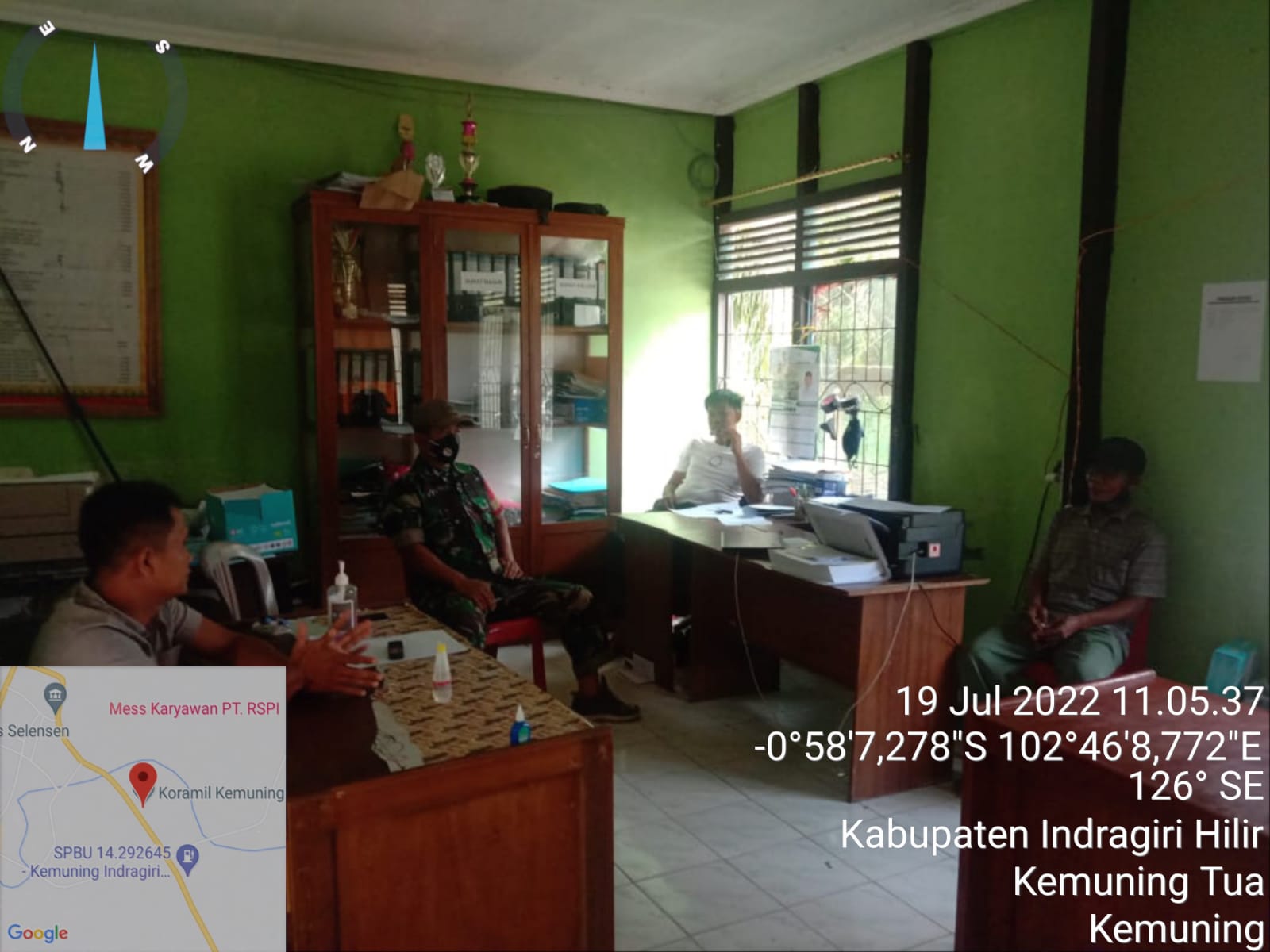 Sertu Adenan Hayat Lakukan Komsos di Wilayan Binaan Bersama Warga