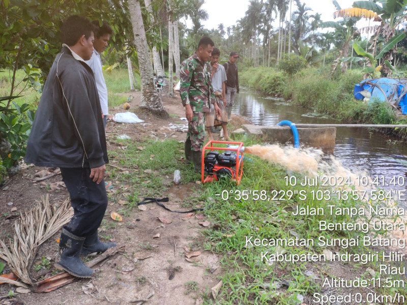 Babinsa Kopda Irawan Lakukan Pengecekan Pompa Air