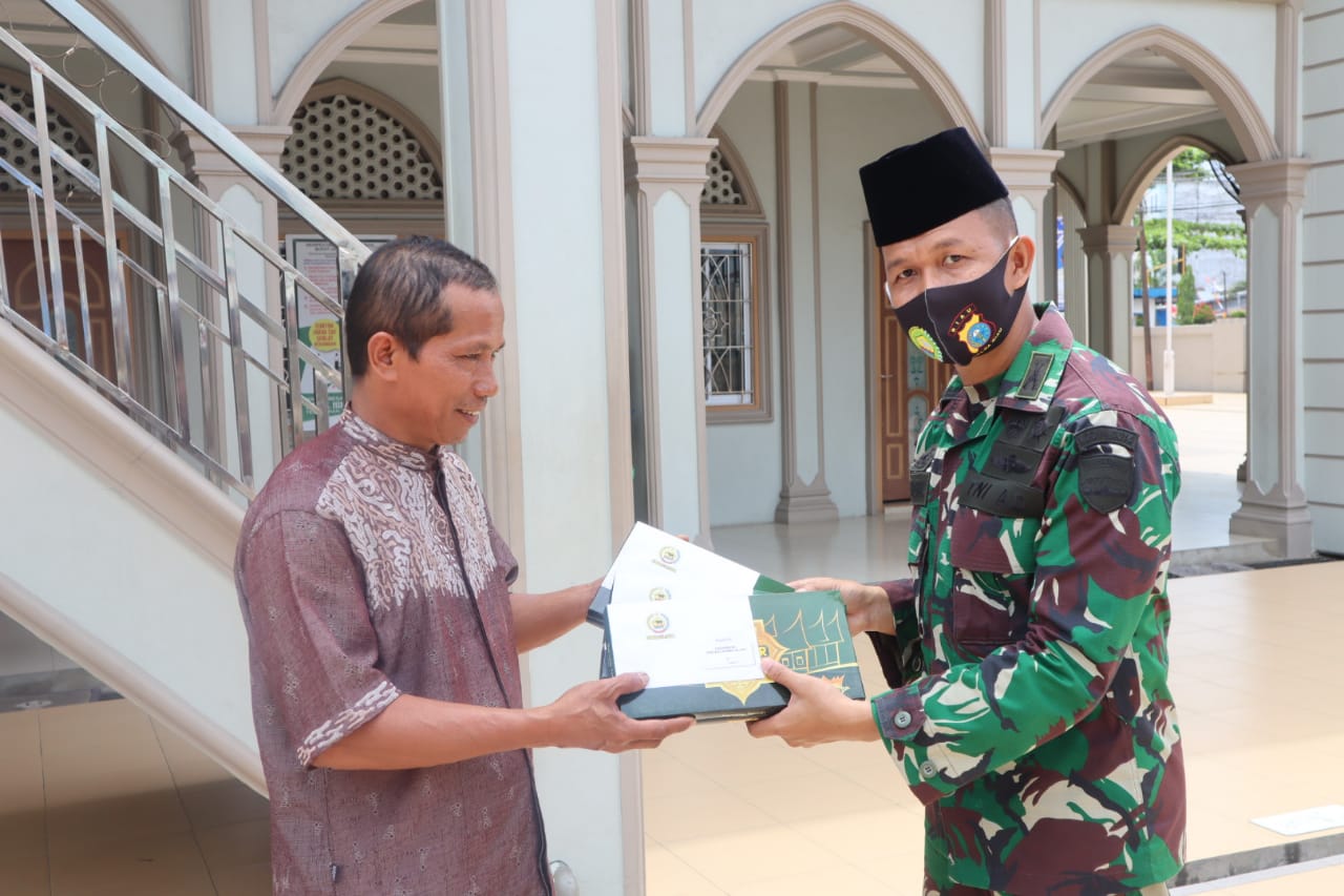 Kunjungi Mesjid dan Panti Asuhan, Dandim 0314/Inhil Berbagi Tali Asih kepada Pengurus