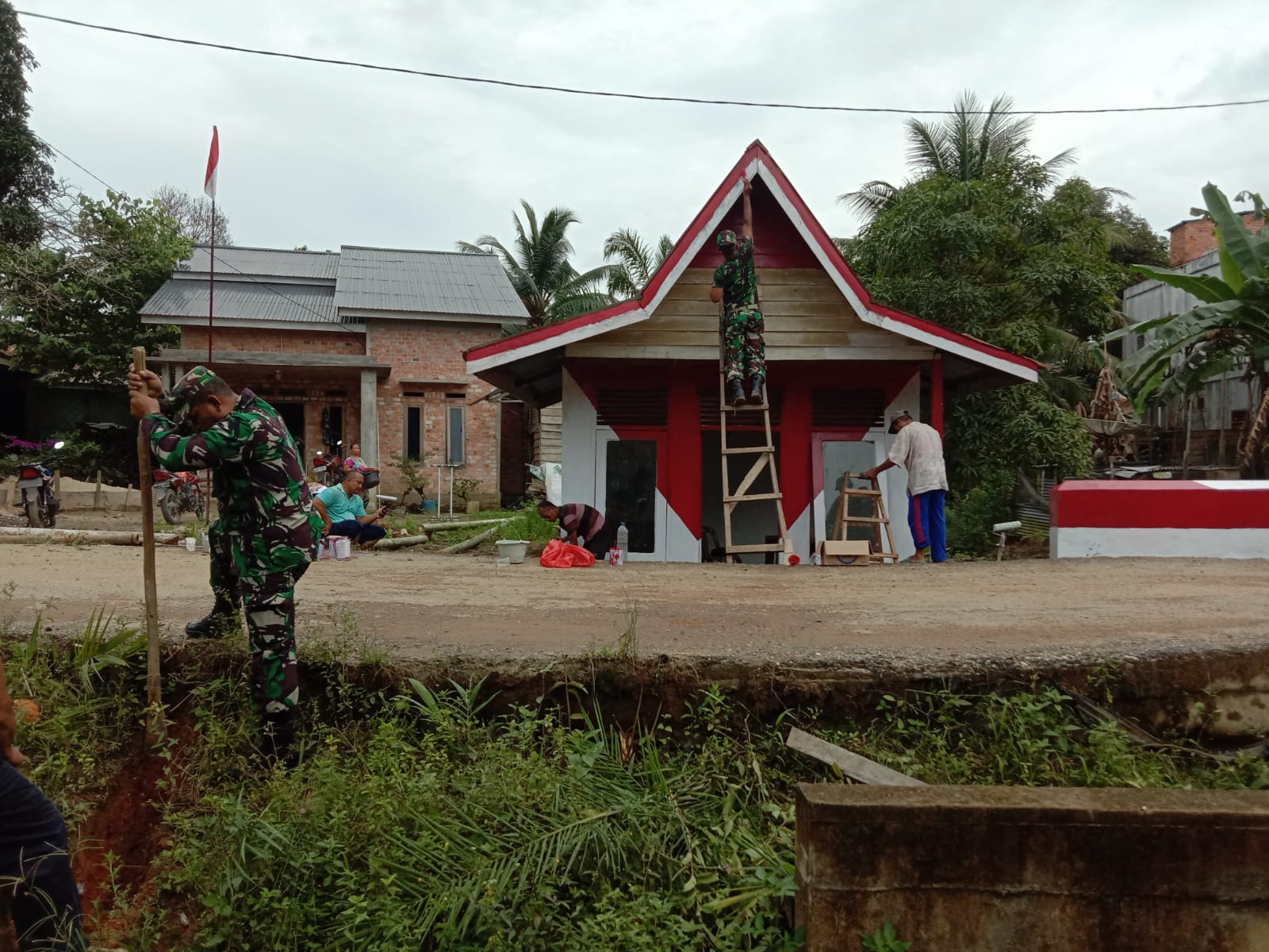 Babinsa Koramil 09/Kemuning Lakukan Pembuatan Kampung Pancasila