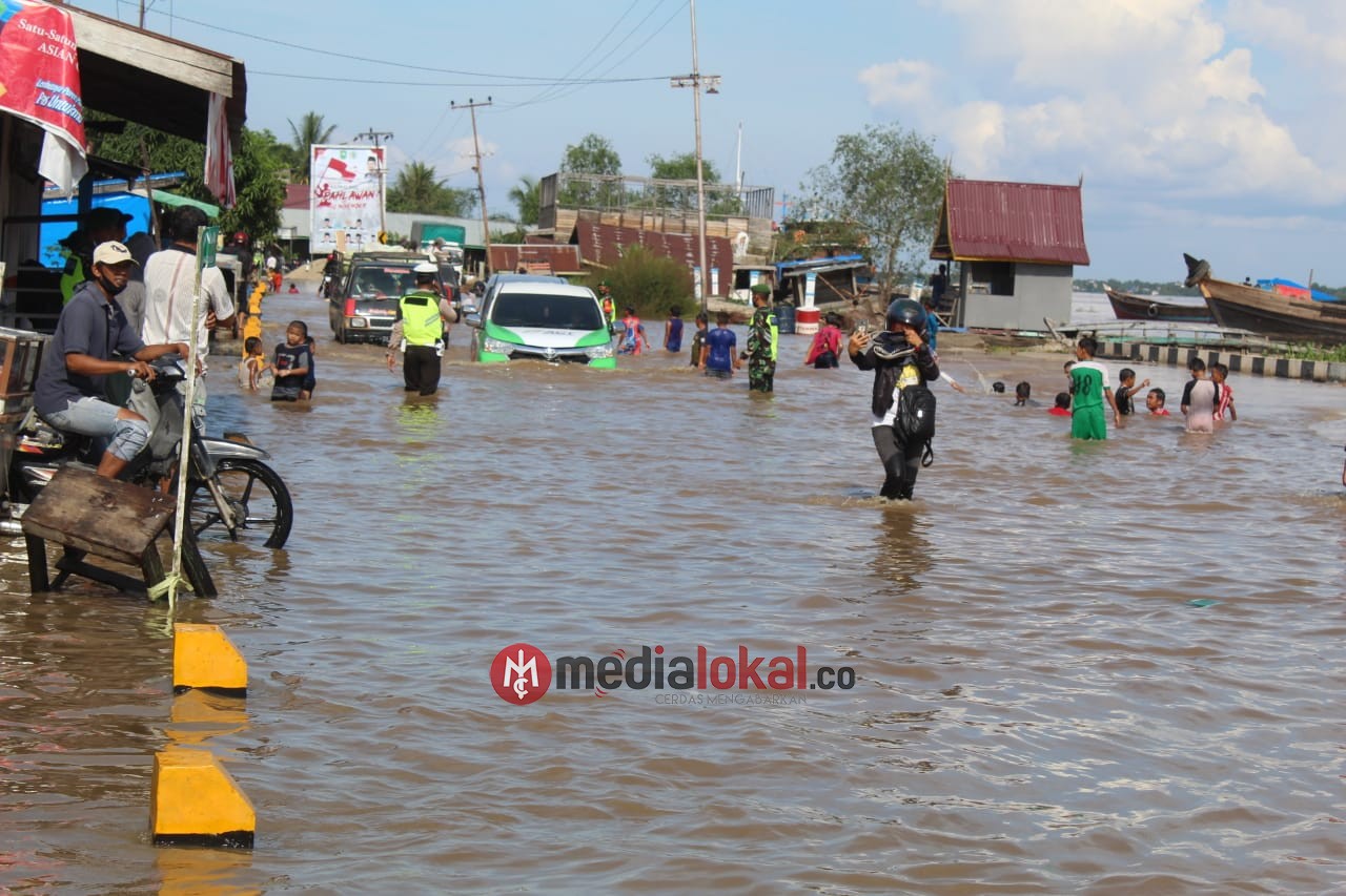Pasang Air di Tembilahan Hari ini Lebih Tinggi, TNI-Polri dan BPBD Terjun ke Titik Rawan