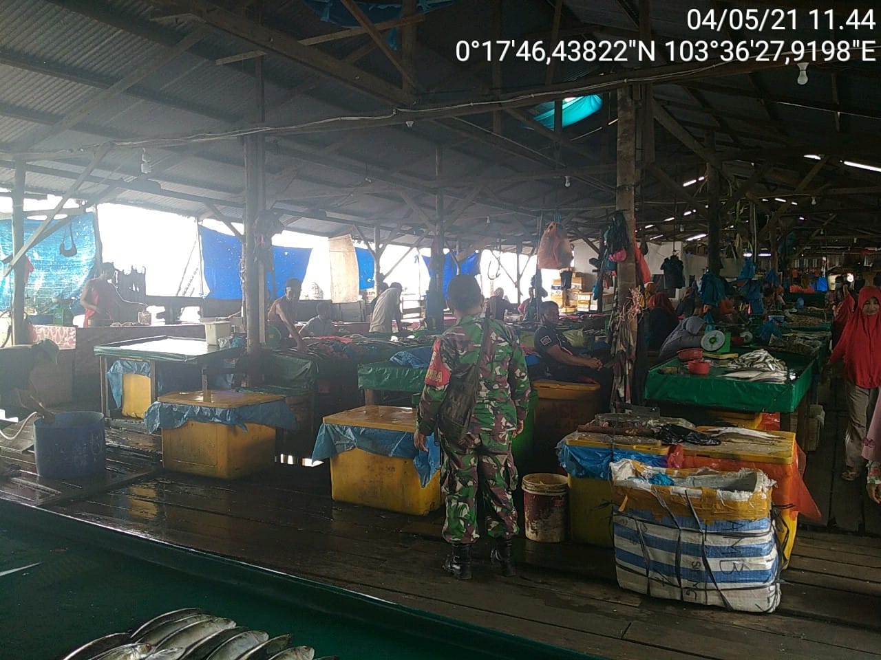 Babinsa Koramil 06/Kateman Pantau Harga Komoditas di Pasar Sungai Guntung
