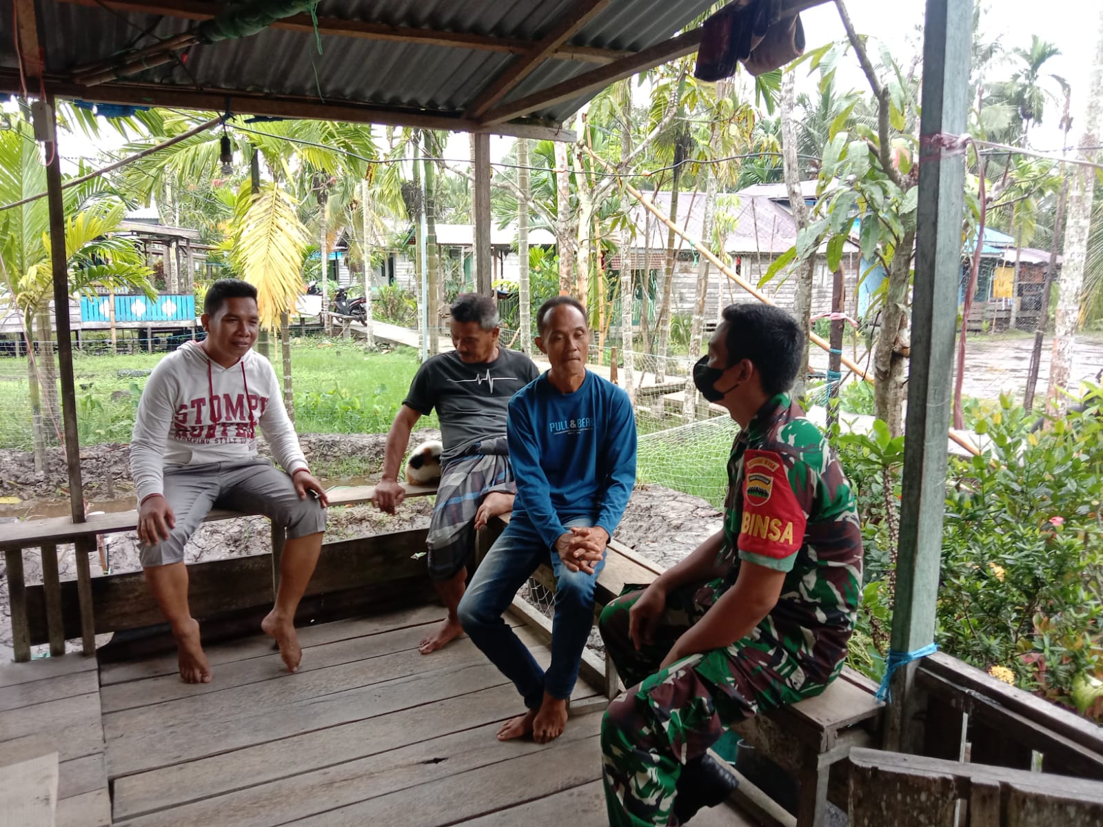 Demi Keamanan Desa, Babinsa Koramil 04/Kuindra Lakukan Komsos Bersama Warga