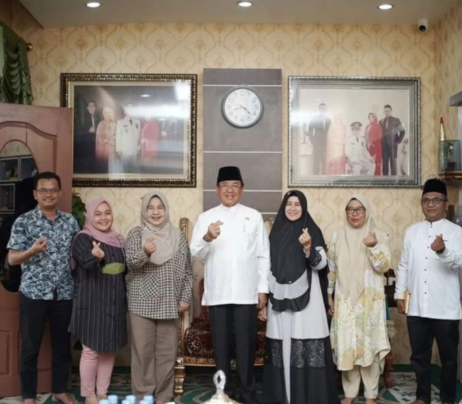 Kadis P2KBP3A Inhil Dampingi Ketua BKKBN Riau Kunjungi Kediaman Bupati Wardan