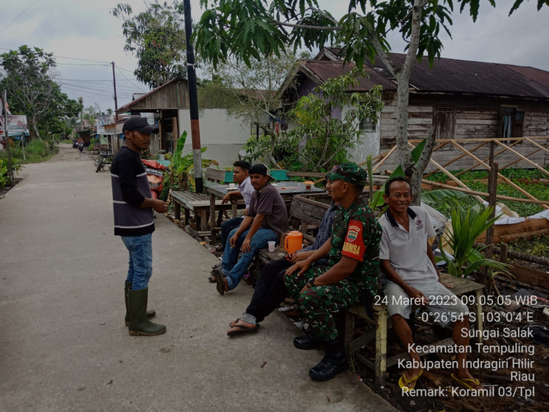 Babinsa 03/Tpl Komsos Dengan Warga Kaampung Pancasila Dalam Persiapan Menyambut Bulan Suci Ramadhan