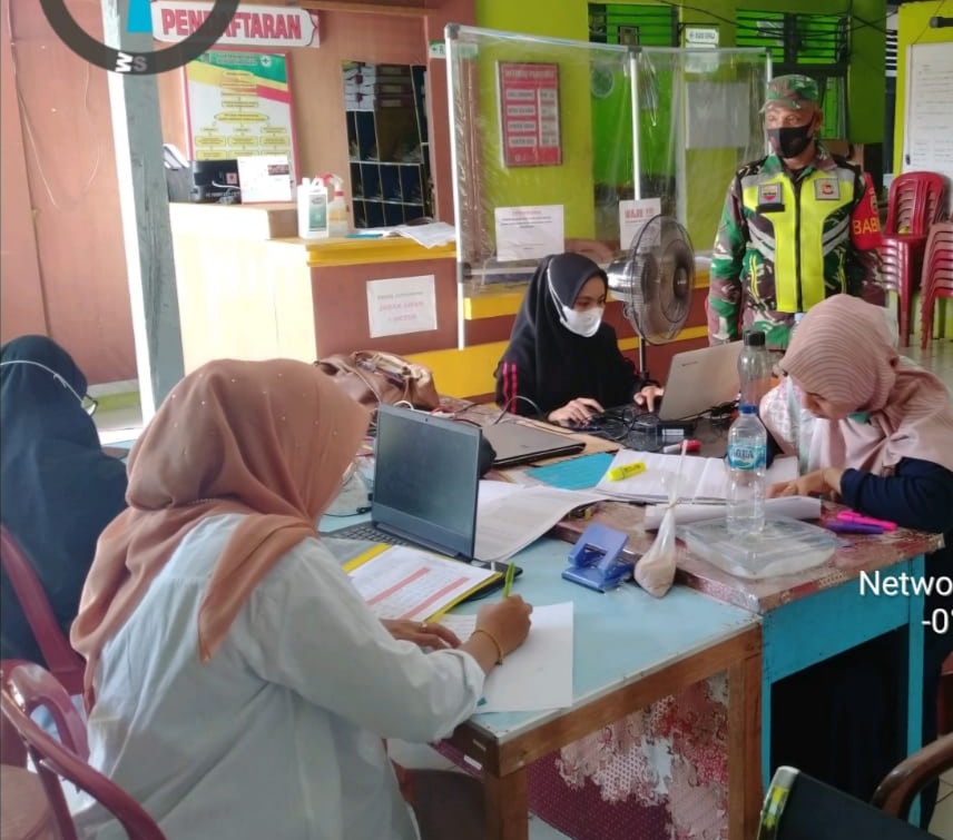Personil Koramil 04/Kuindra Pantau Pelaksanaan Vaksinasi di Kelurahan Sapat