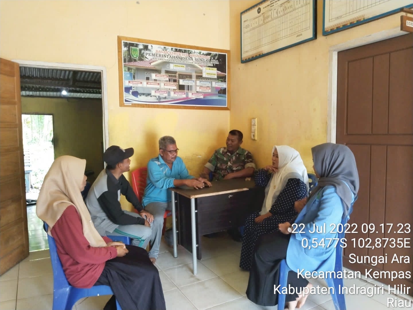 Babinsa Koramil 03/Tempuling Komsos dengan Mahasiswa KKN Dan Aparat Desa Sungai Ara