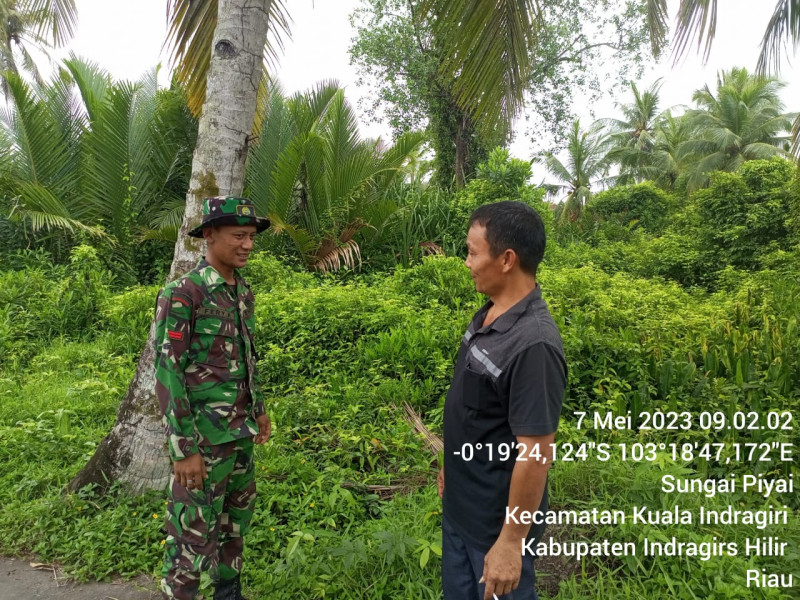 Bersama Warga, Babinsa Koramil 04/Kuindra Tetap Lakukan Patroli Karhutla