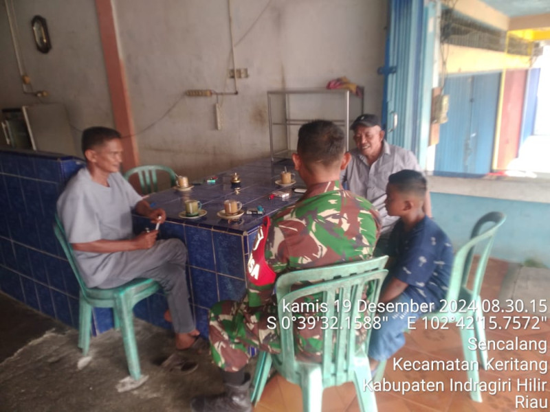 Komsos di Sencalang, Babinsa Koramil 09/Kemuning Perkuat Hubungan Dengan Masyarakat