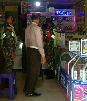 Babinsa Dan Polres Siak Tegakkan Disiplin Protokol Kesehatan di Toko Sembako