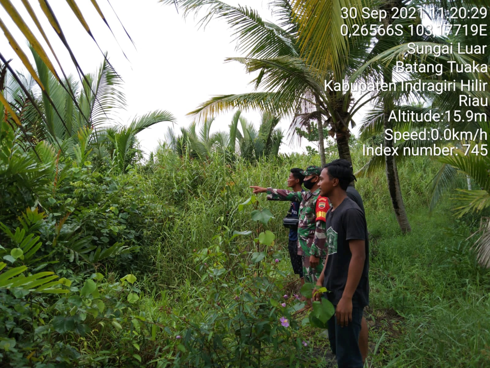 Babinsa Koramil 12/Batang Tuaka Serda Safrijon Patroli Karhutla Dengan Warga