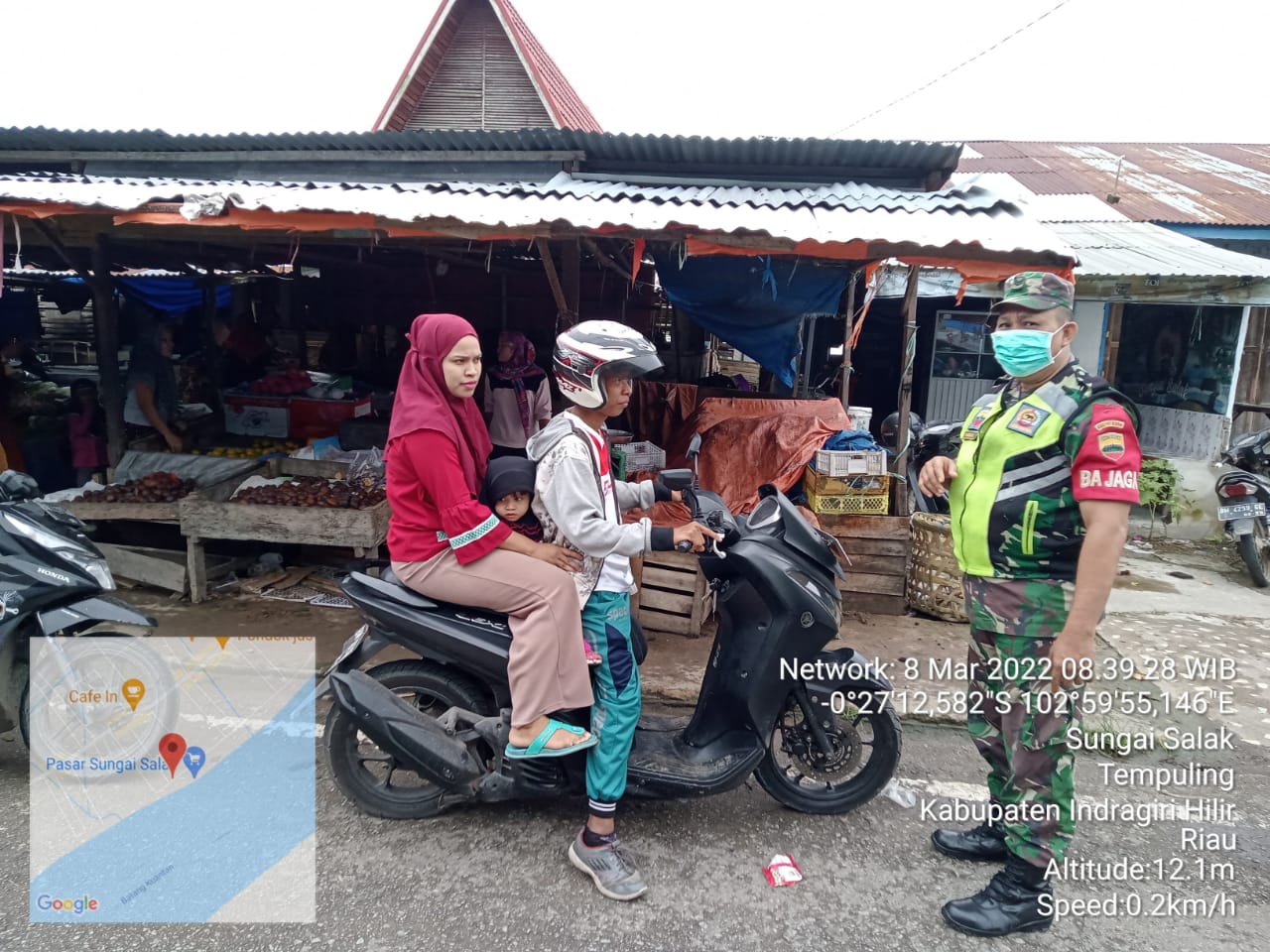 Humanis Dan Santun Babinsa 03/Tempuling Himbau Warga Pakai Masker