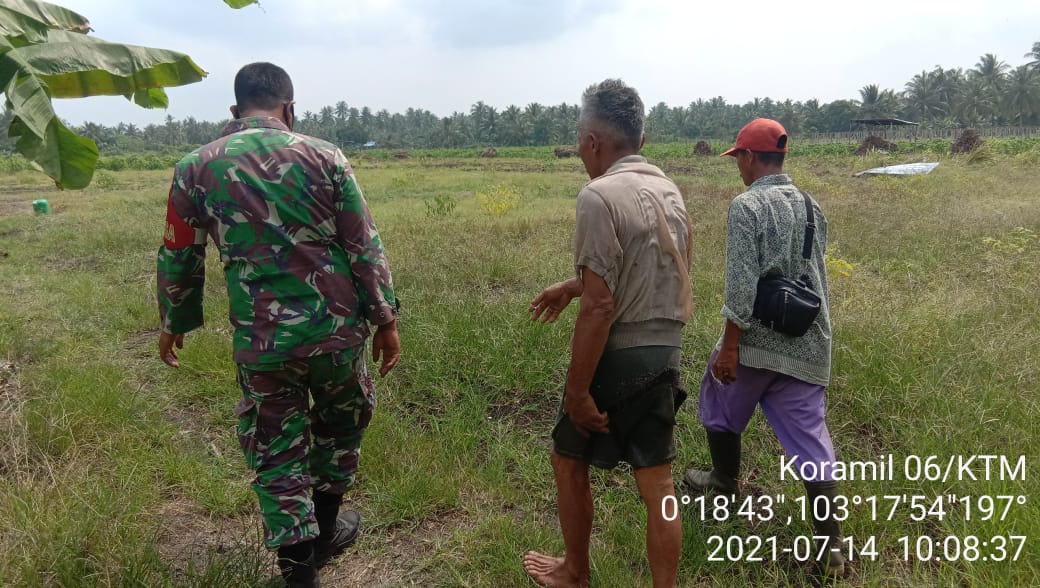 Patroli Kebakaran Lahan Terus Digencarkan Babinsa Koramil 06/Kateman di Desa Kelapa Patih Jaya