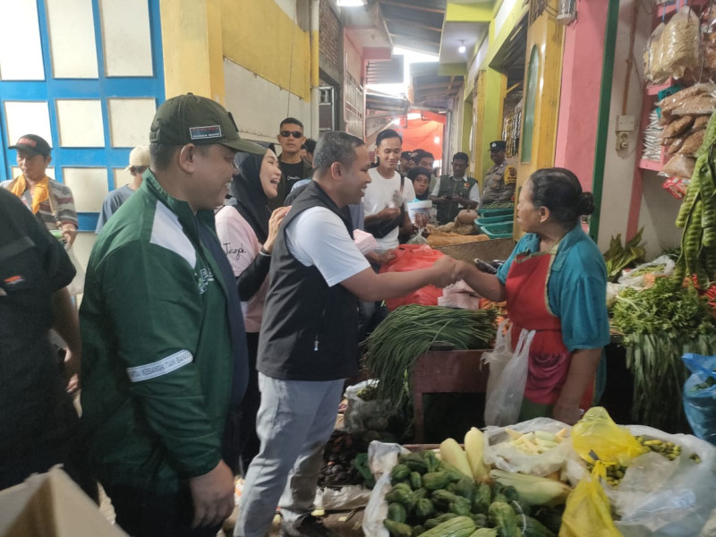 Pedagang Sebut Daya Beli Sepi, Abdul Wahid Janji Dongkrak Ekonomi