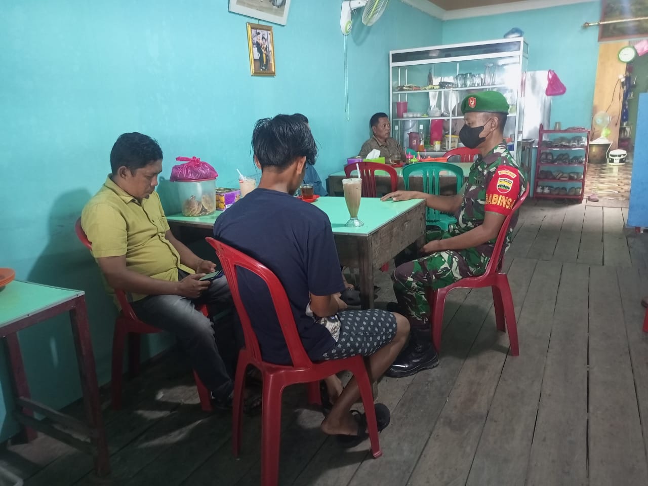 Babinsa Koramil 04/Kuindra Jalin Komsos Bersama Warga Kampung Pancasila