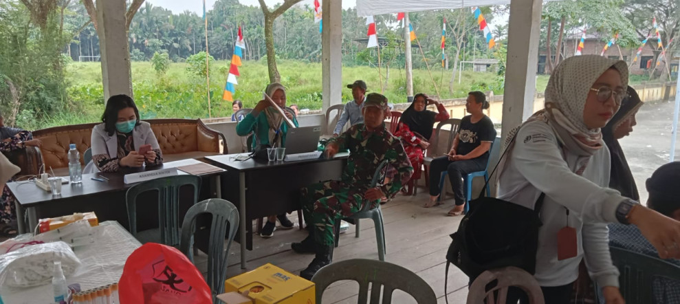 Babinsa Koramil 05/Gas Mendampingi Tenaga Kesehatan Masyarakat Melaksanakan Pengecekan Kesehatan Warga