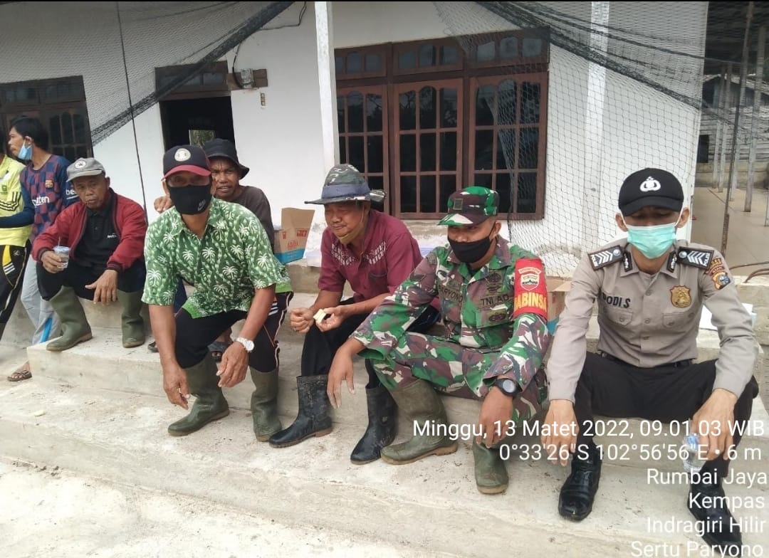 Monitor Wilayah Binaan, Babinsa Koramil 03/Tempuling Dan Bhabinkamtibmas Komsos dengan Warga