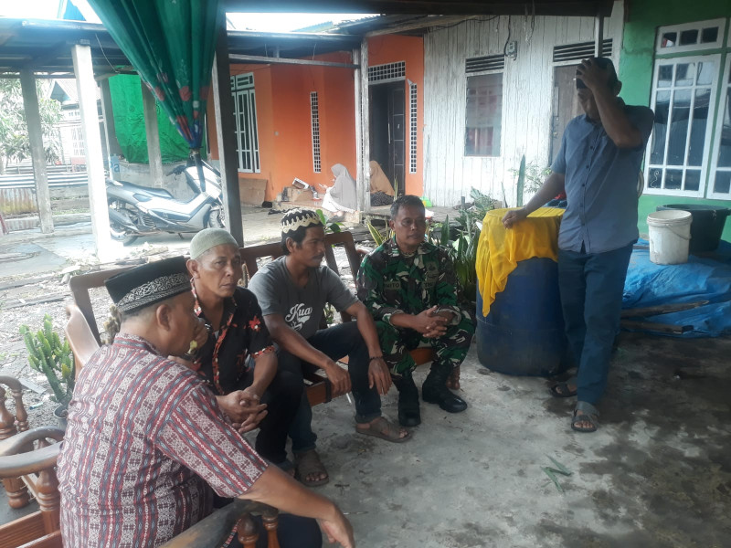 Bentuk Kepedulian, Babinsa Koramil 05/Gas Serma Sasmi to Melayat ke Rumah Warga Binaan