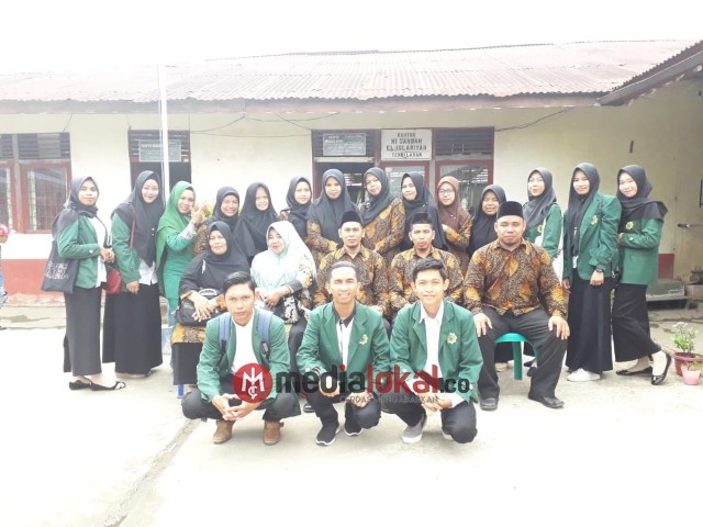 Penyerahan dan Penerimaan Mahasiswa/i STAI Auliaurrasyidin di MI Sa'adah El-Islamiyah Tembilahan