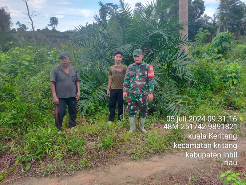 Rutinitas Babinsa Koramil 09/Kemuning Dalam Mencegah Karhutla di Binaan
