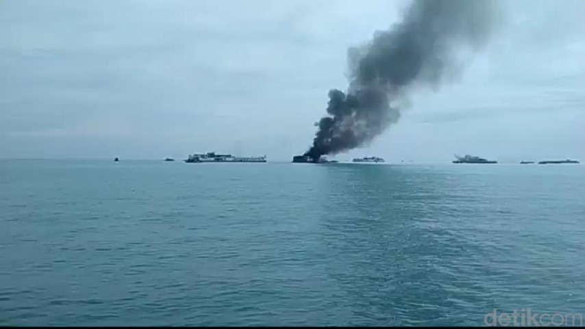 Kapal Isap Timah Terbakar di Perairan Sungailiat Bangka