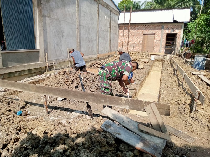 Babinsa Koramil 09/Kemuning Pererat Kekeluargaan Lewat Komsos dan Goro di Petalongan