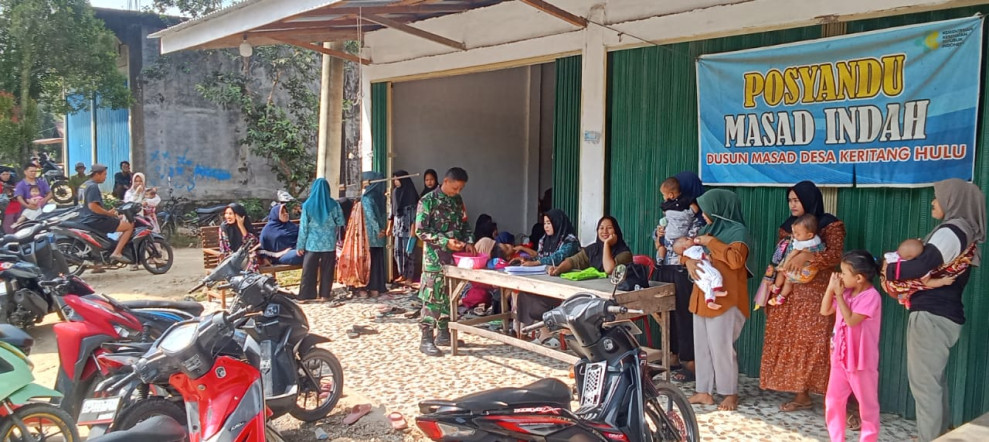 Ciptakan Keamanan, Babinsa Koramil 09/Kemuning Bantu Pantau Pelaksanaan Posyandu