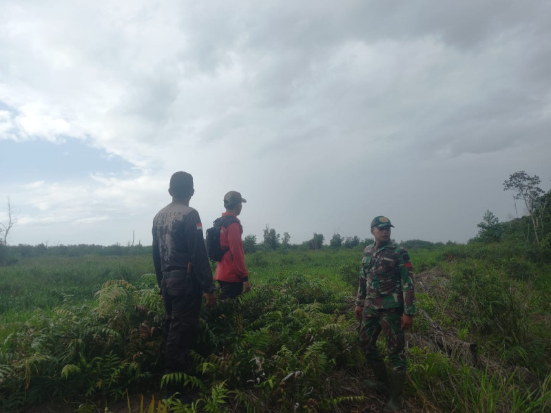 Cegah Kebakaran Hutan, Babinsa Koramil 05/Gas Pratu Sandi Wahyudi Laksanakan Patroli Dengan Warga