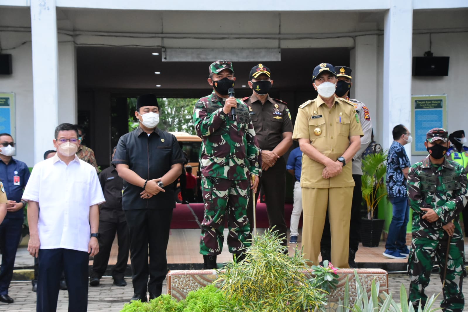 Mayjen TNI Hassanudin Tinjau Vaksinasi di SMK YPPI Tualang