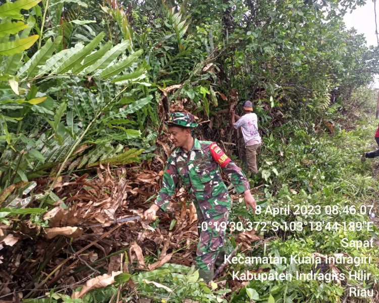Bersihkan Jalan Utama Sapat Melalui Goro Babinsa Koramil 04/Kuindra