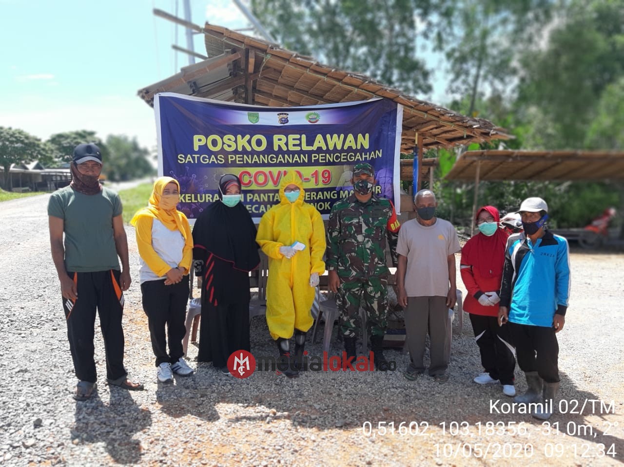 Babinsa Koramil 02/Tanah Merah Lakukan Komsos dengan Relawan Covid-19 Desa Pantai Seberang Makmur