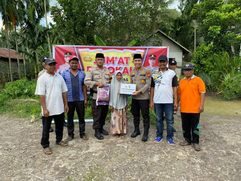 Jaga Silaturrahmi dengan Warga, Kapolsek Kempas Rutin Berbagi Sembako melalui Jum'at Barokah