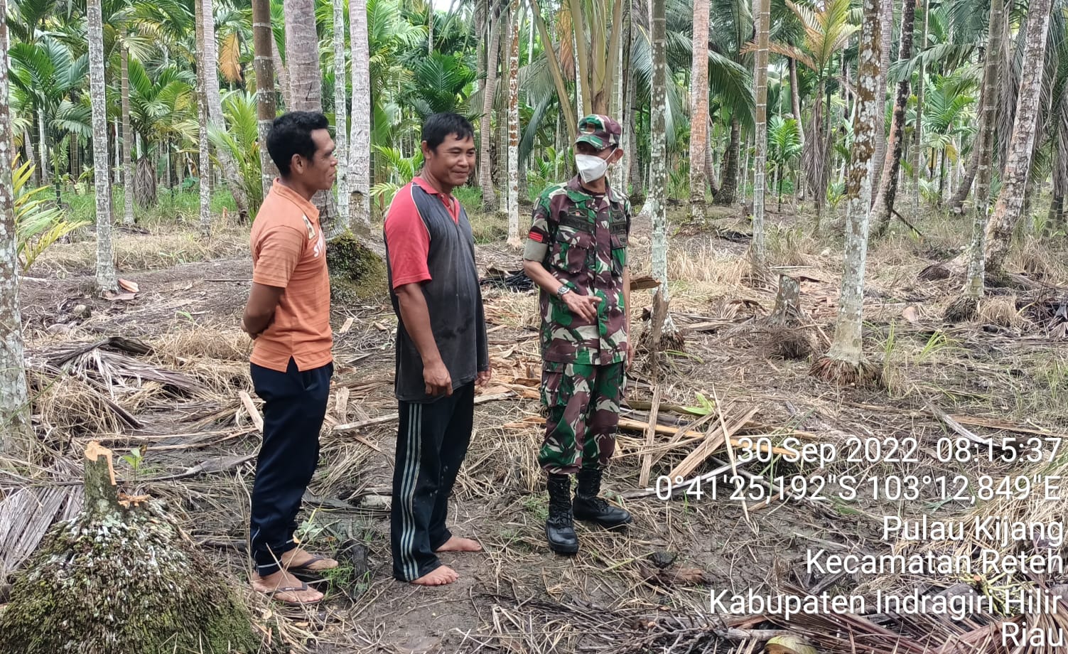 Patroli Rutin Karlahut Oleh Babinsa Koramil 07/Reteh Bersama Warga