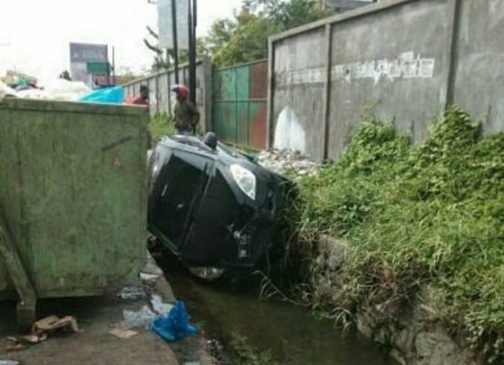 Diduga Sopirnya Mengantuk, Mobil Masuk Parit di Jalan Soebrantas