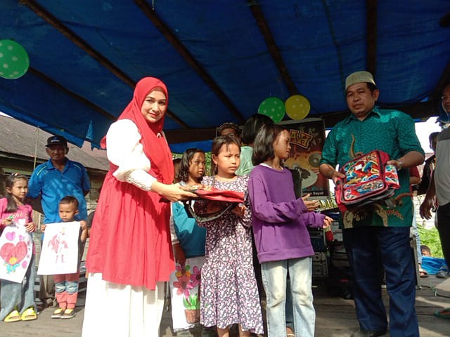 Persit Koramil 03/Tempuling Serahkan Hadiah 17an kepada Anak-anak