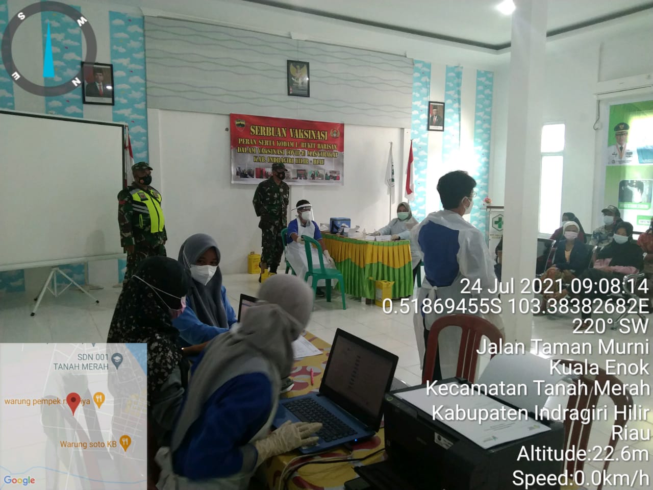 Personil Koramil 02/Tanah Merah Dampingi Penyuntikan Vaksin Serentak di Kecamatan Tanah Merah