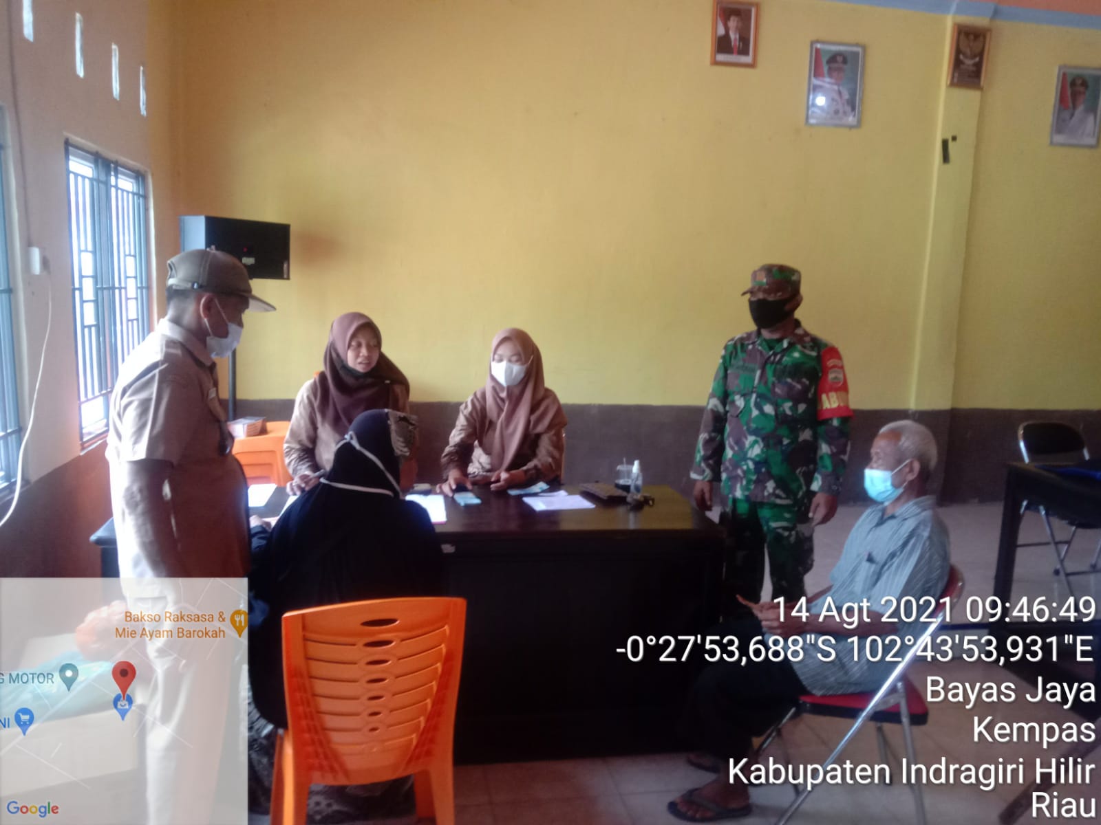 Dampingi penyaluran BLT, Babinsa 03/Tempuling Sebut Ada 135 KK Didesa Bayas Jaya