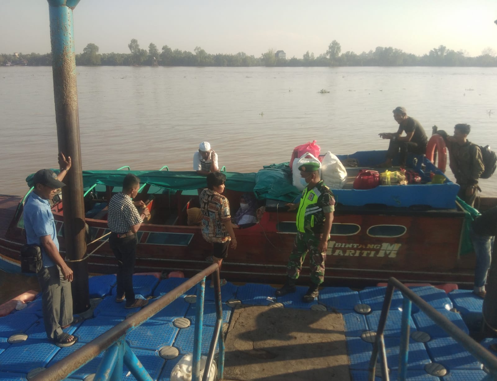 Ajak Warga Untuk Terus Menjaga Kesehatan Oleh Babinsa Koramil 07/Reteh