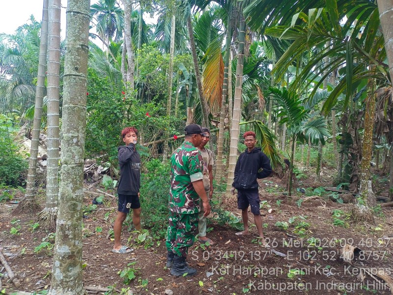 Tanpa Kenal Libur, Babinsa Koramil 03/Tpl Patroli Tapal Batas Bersama Warga Cegah Karhutla
