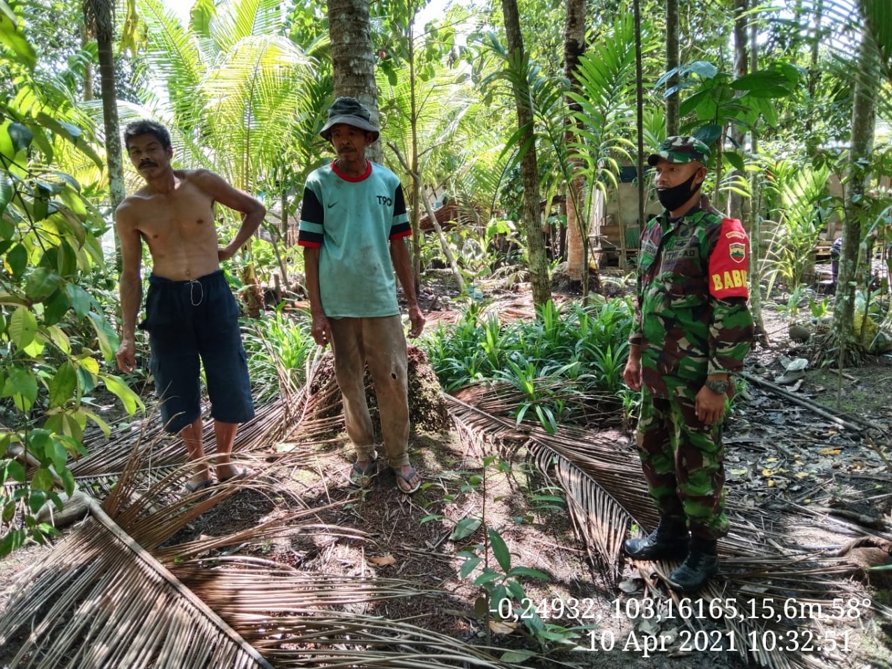 Bersama Warga, Babinsa Serda Safrijon Antisipasi Karlahut di Desa Simpang Jaya