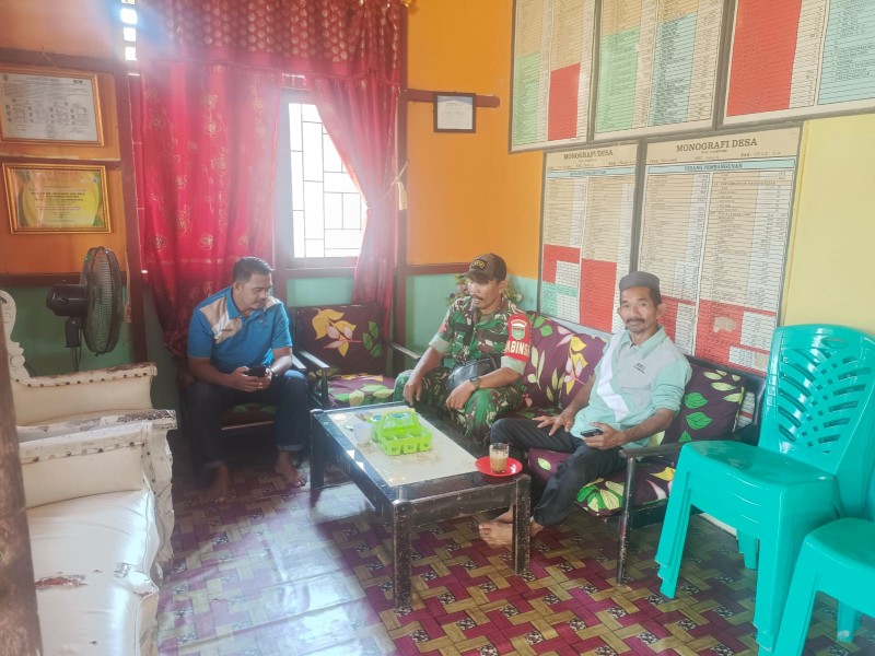 Babinsa Koramil 03/Tpl Kunjungi Kantor Desa Teluk Kiambang, Jalin Sinergi dengan Perangkat Desa Lewat Komsos